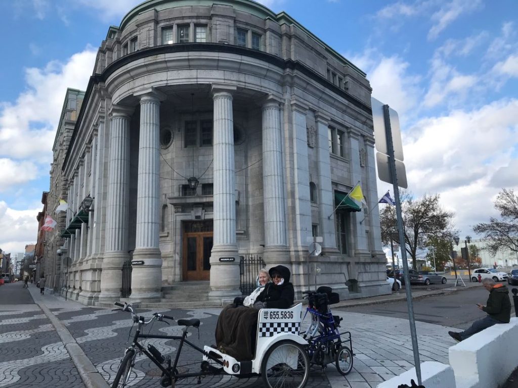 Ville de Québec avec la Place de la FAO et ces anciennes banques.